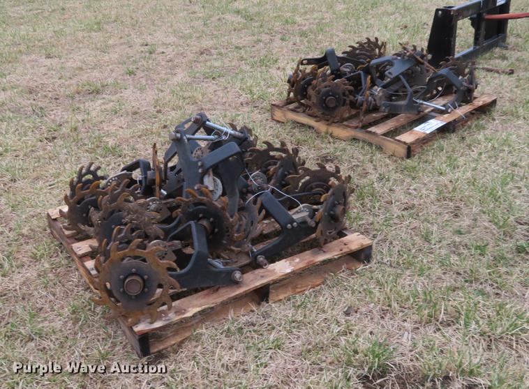 image for item DC0937 (16) Kinze trash whippers