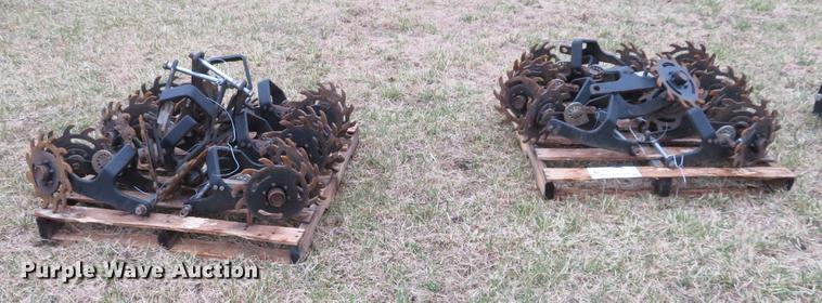 image for item DC0937 (16) Kinze trash whippers