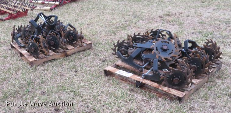 image for item DC0937 (16) Kinze trash whippers