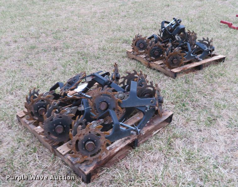 image for item DC0937 (16) Kinze trash whippers