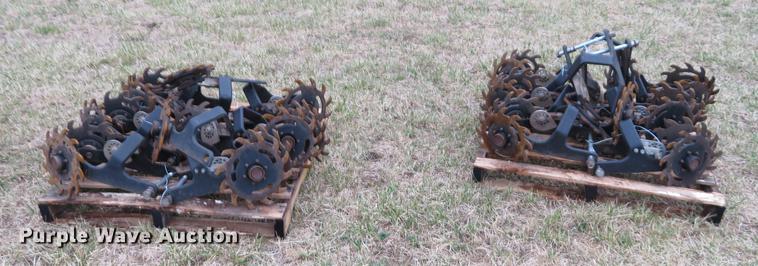 image for item DC0937 (16) Kinze trash whippers