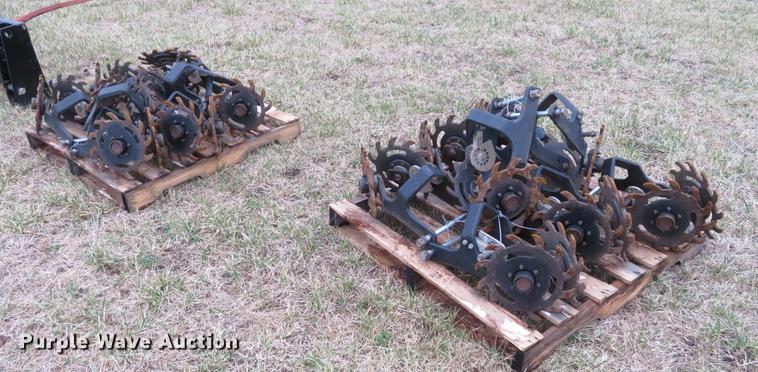 image for item DC0937 (16) Kinze trash whippers