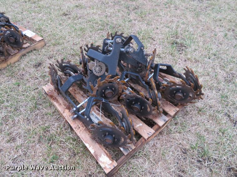 image for item DC0937 (16) Kinze trash whippers