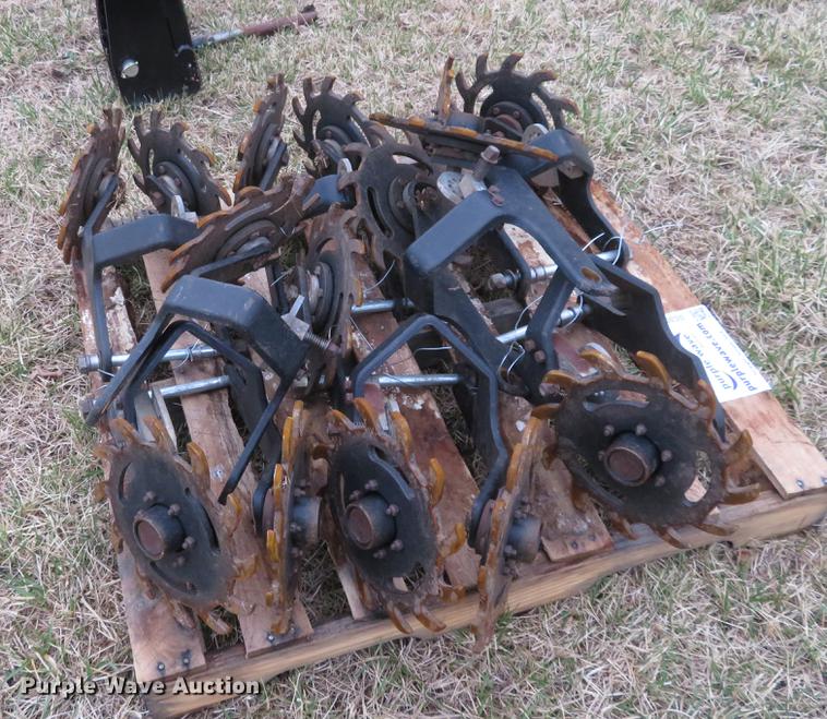 image for item DC0937 (16) Kinze trash whippers