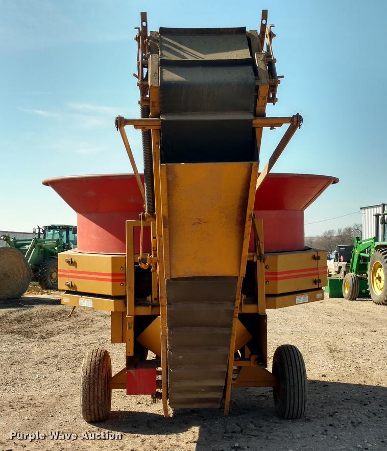 image for item DC0963 HayBuster Big Bite H1000 tub grinder