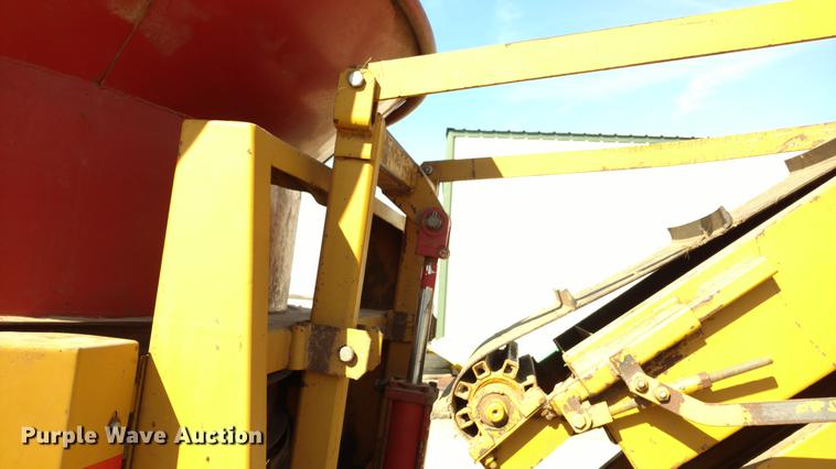 image for item DC0963 HayBuster Big Bite H1000 tub grinder