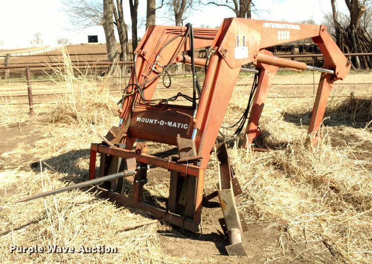 image for item DC0967 International 2350 Mount-O-Matic loader