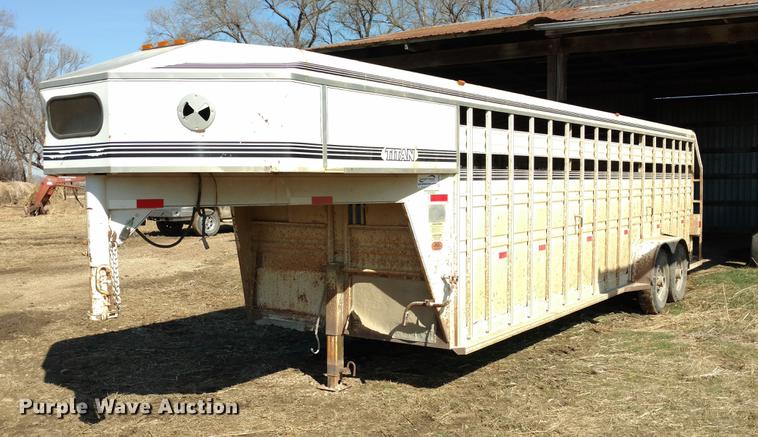 image for item DC0969 1998 Titan livestock trailer