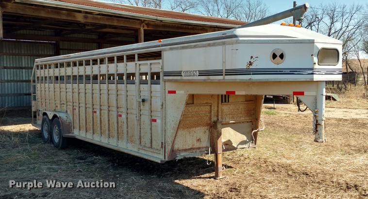image for item DC0969 1998 Titan livestock trailer