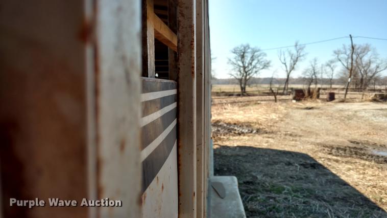 image for item DC0969 1998 Titan livestock trailer