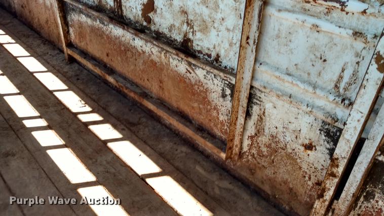 image for item DC0969 1998 Titan livestock trailer