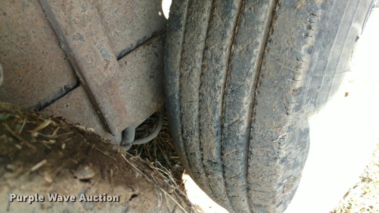 image for item DC0969 1998 Titan livestock trailer