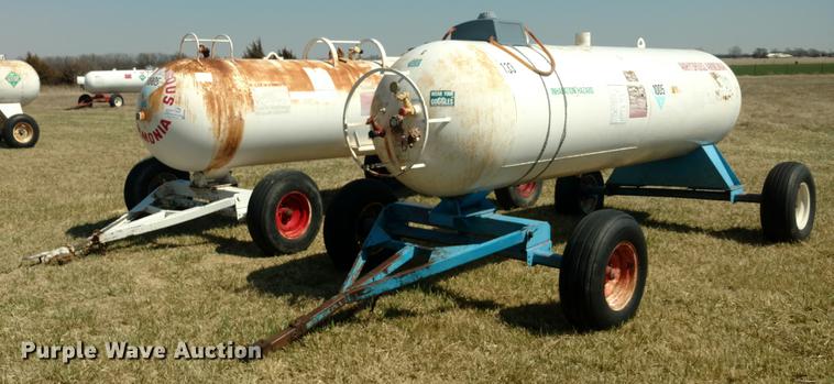 image for item DC0978 (2) anhydrous ammonia tanks