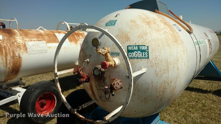 image for item DC0978 (2) anhydrous ammonia tanks