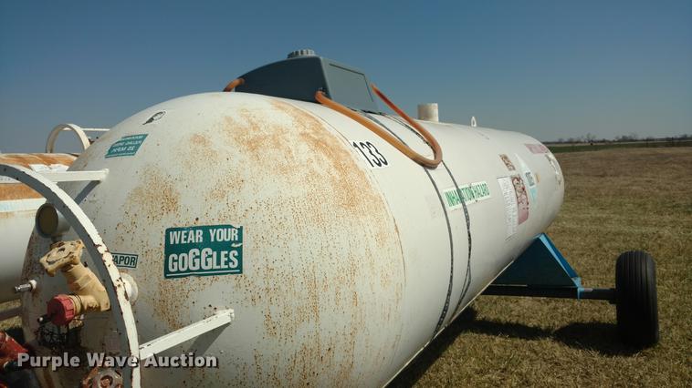 image for item DC0978 (2) anhydrous ammonia tanks