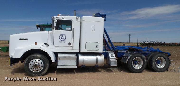 image for item DD1226 1999 Kenworth T800 semi truck