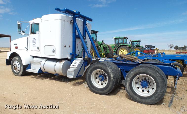 image for item DD1226 1999 Kenworth T800 semi truck
