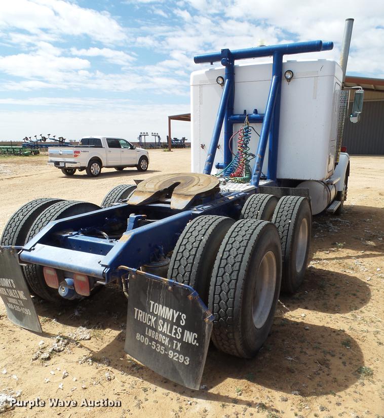 image for item DD1226 1999 Kenworth T800 semi truck