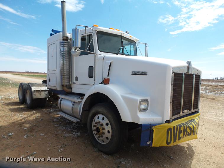 image for item DD1226 1999 Kenworth T800 semi truck