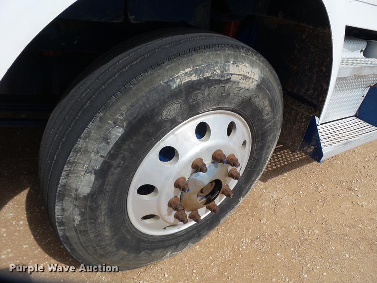 image for item DD1226 1999 Kenworth T800 semi truck