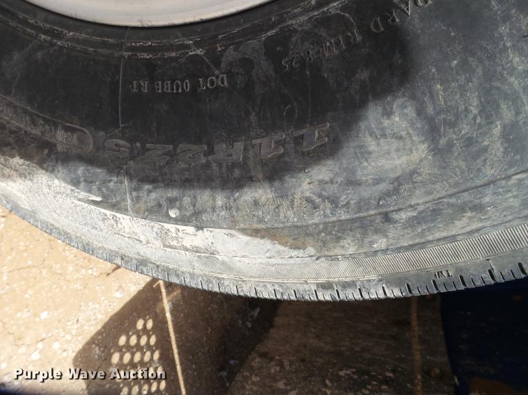 image for item DD1226 1999 Kenworth T800 semi truck