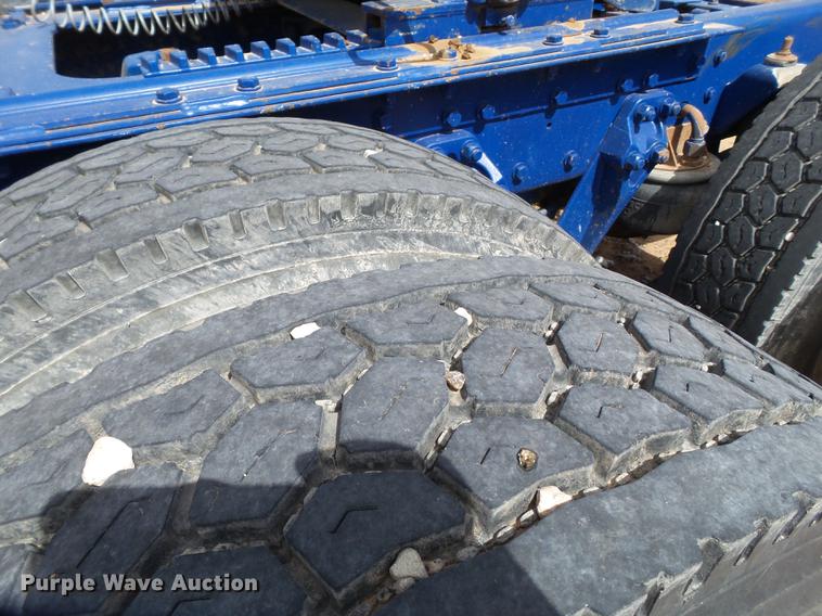 image for item DD1226 1999 Kenworth T800 semi truck