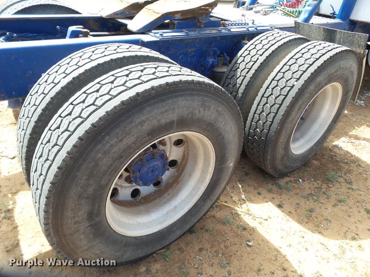 image for item DD1226 1999 Kenworth T800 semi truck