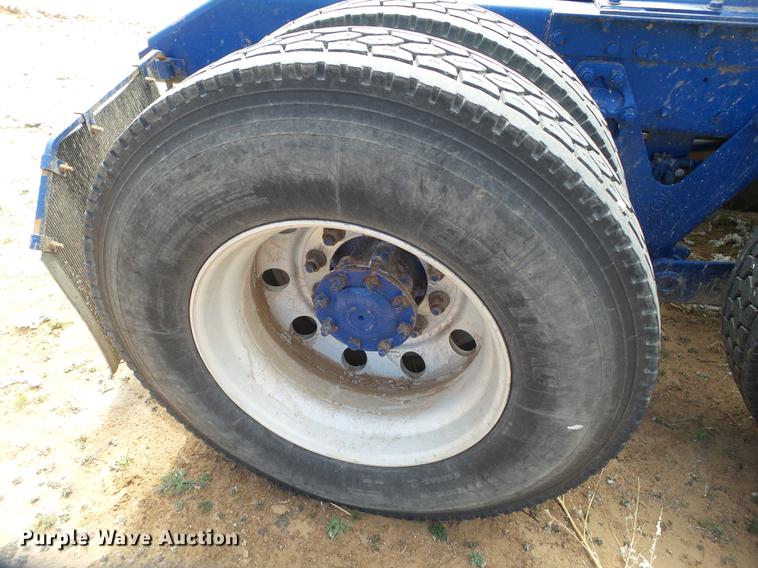 image for item DD1226 1999 Kenworth T800 semi truck