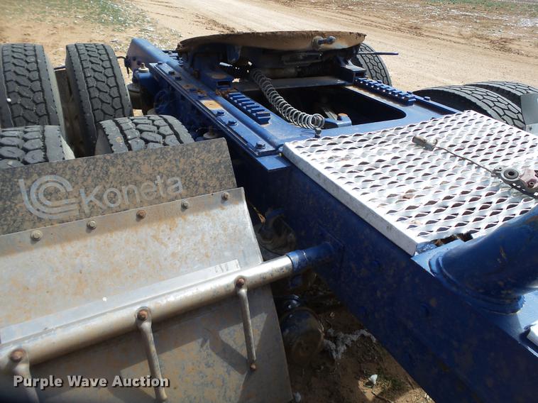 image for item DD1226 1999 Kenworth T800 semi truck