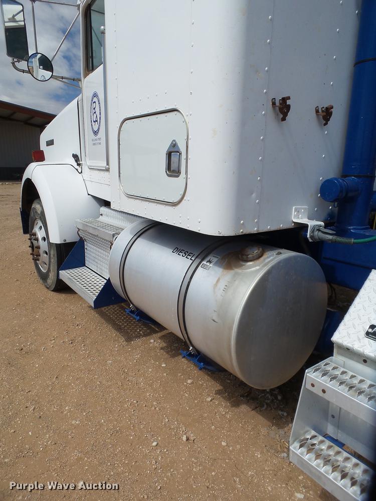 image for item DD1226 1999 Kenworth T800 semi truck