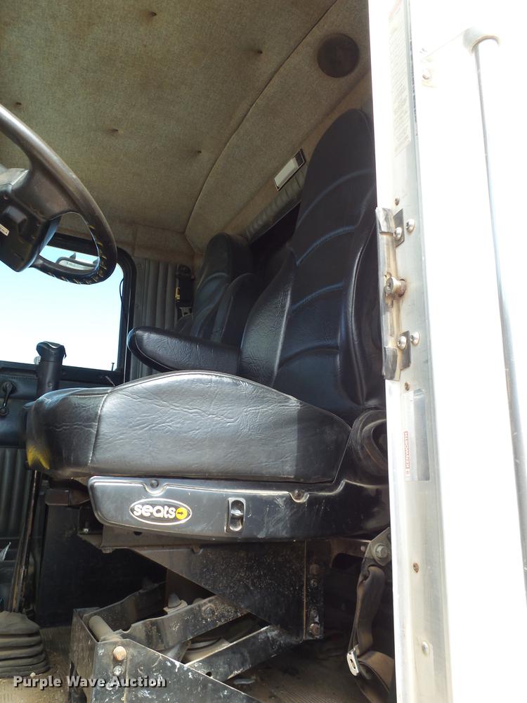 image for item DD1226 1999 Kenworth T800 semi truck