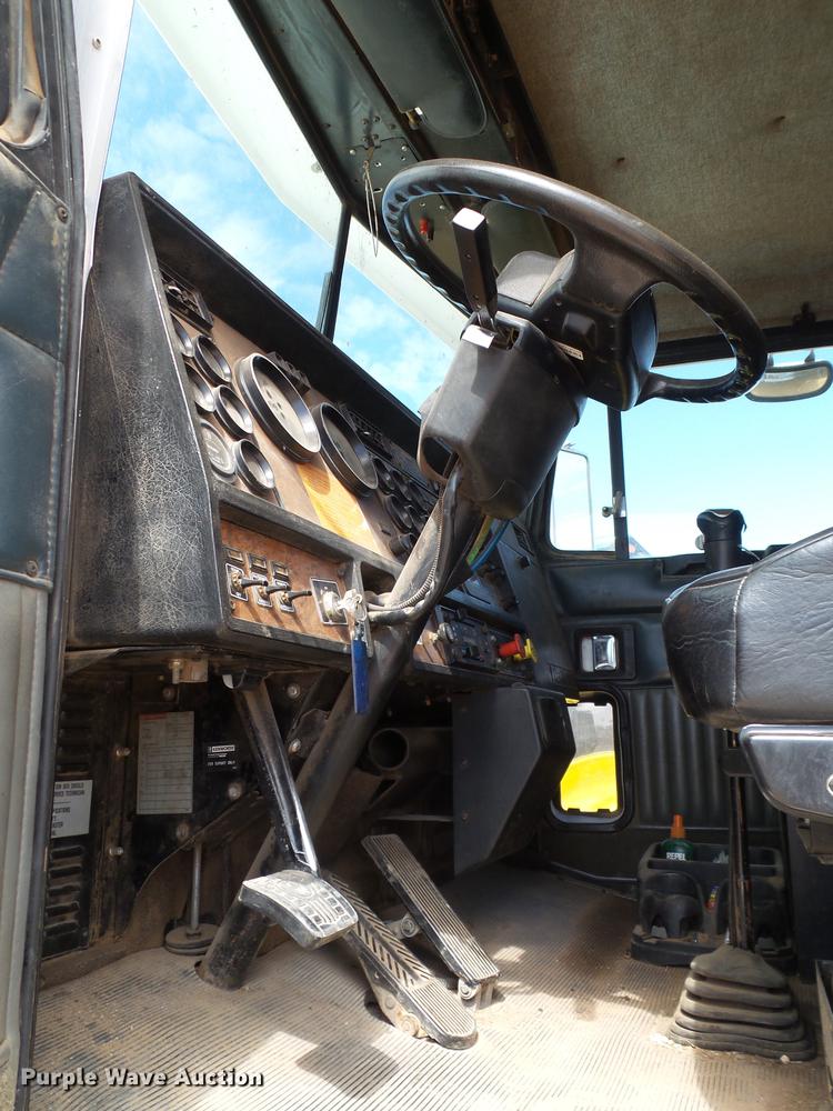 image for item DD1226 1999 Kenworth T800 semi truck