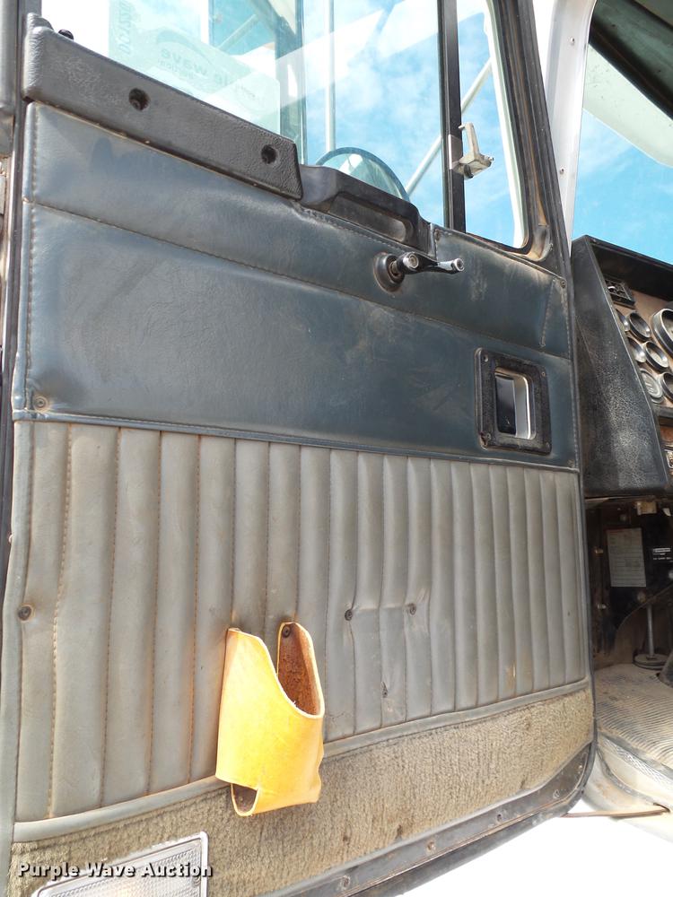 image for item DD1226 1999 Kenworth T800 semi truck