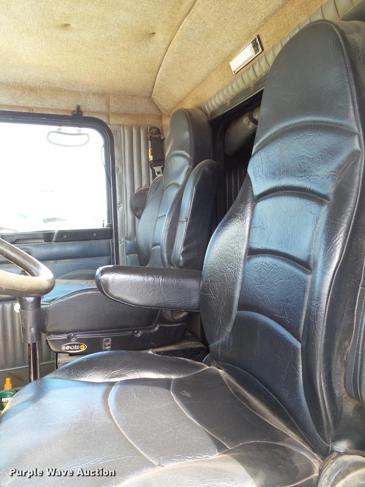 image for item DD1226 1999 Kenworth T800 semi truck