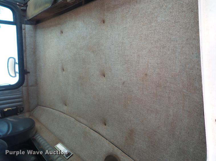 image for item DD1226 1999 Kenworth T800 semi truck