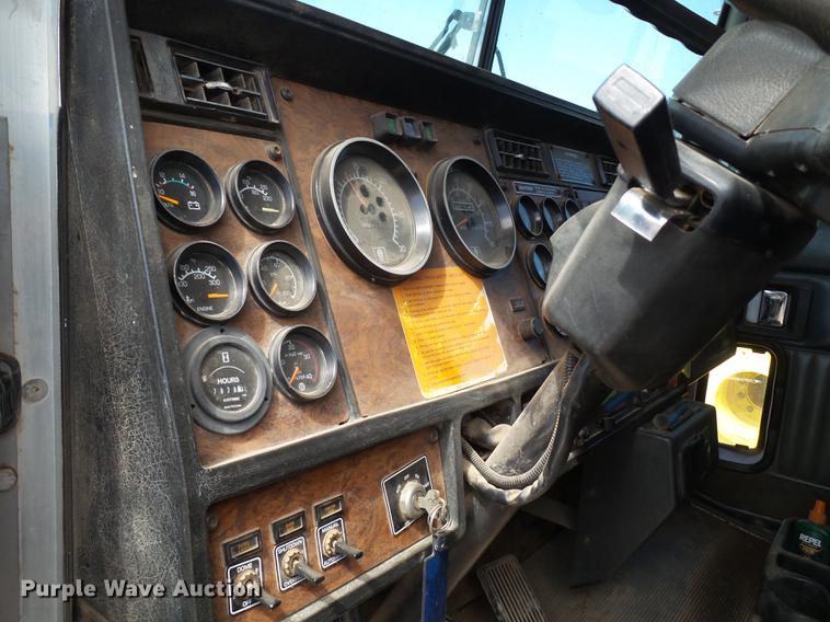 image for item DD1226 1999 Kenworth T800 semi truck