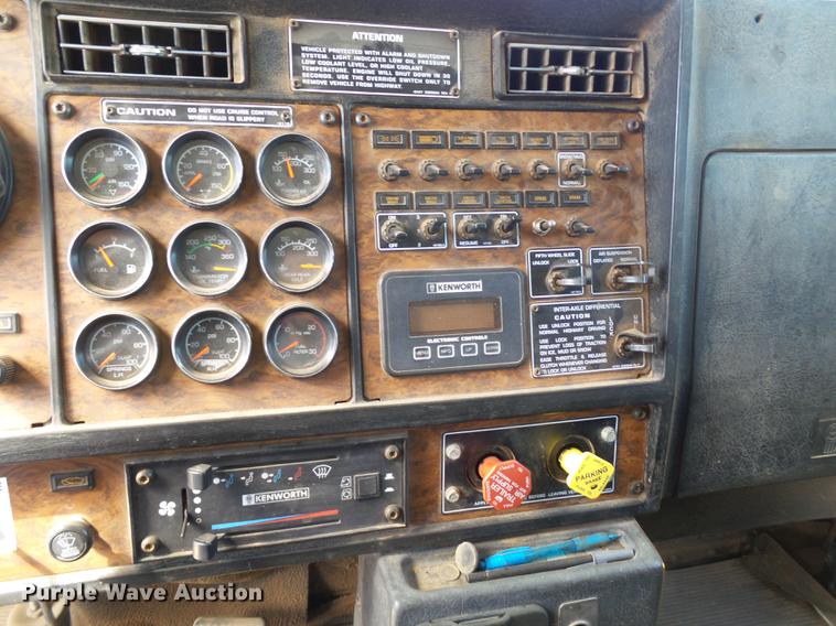 image for item DD1226 1999 Kenworth T800 semi truck