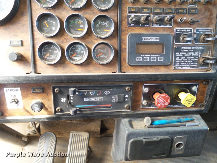 image for item DD1226 1999 Kenworth T800 semi truck