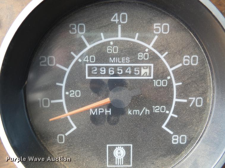 image for item DD1226 1999 Kenworth T800 semi truck