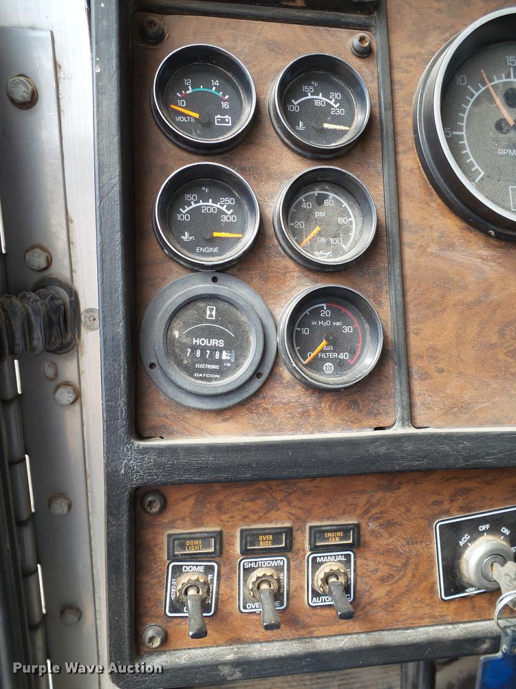 image for item DD1226 1999 Kenworth T800 semi truck