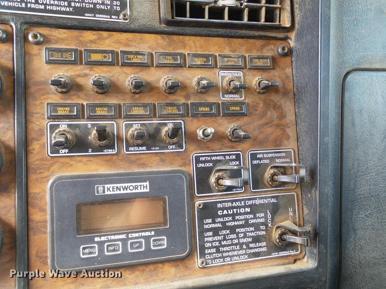 image for item DD1226 1999 Kenworth T800 semi truck