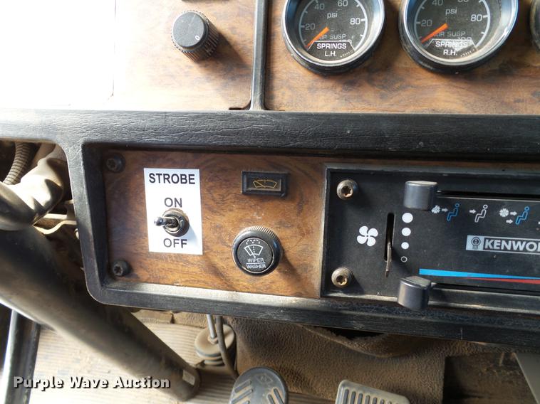 image for item DD1226 1999 Kenworth T800 semi truck