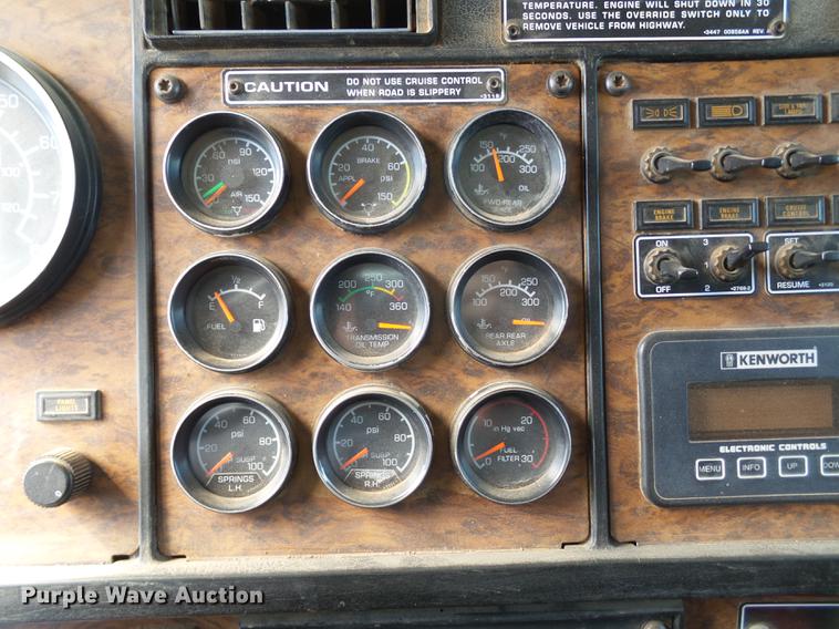 image for item DD1226 1999 Kenworth T800 semi truck