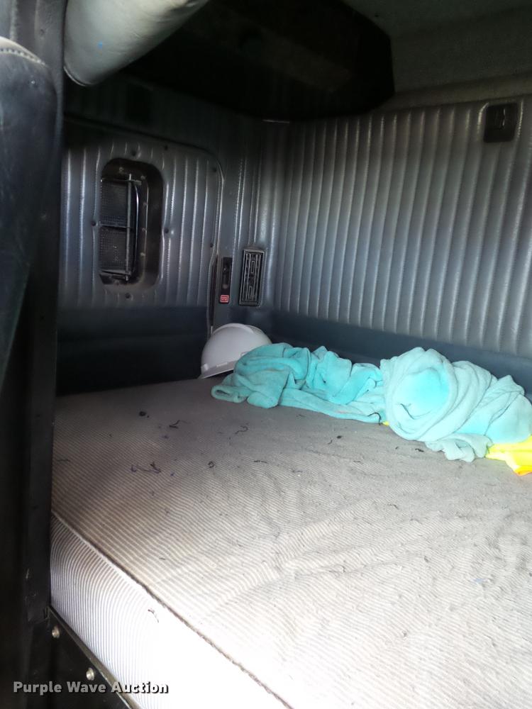 image for item DD1226 1999 Kenworth T800 semi truck