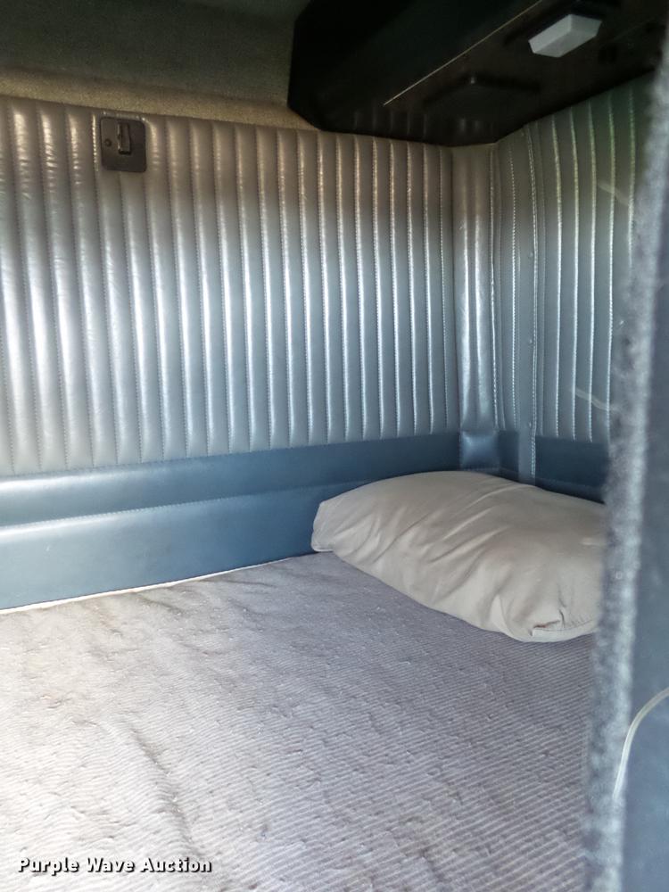 image for item DD1226 1999 Kenworth T800 semi truck