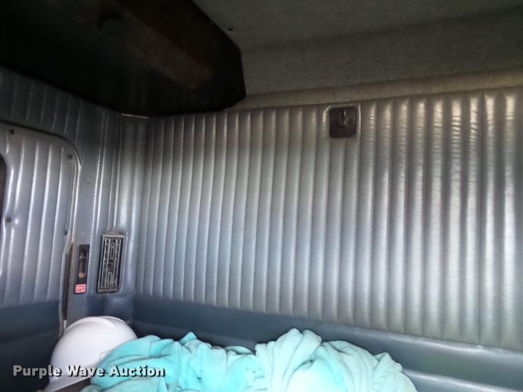 image for item DD1226 1999 Kenworth T800 semi truck