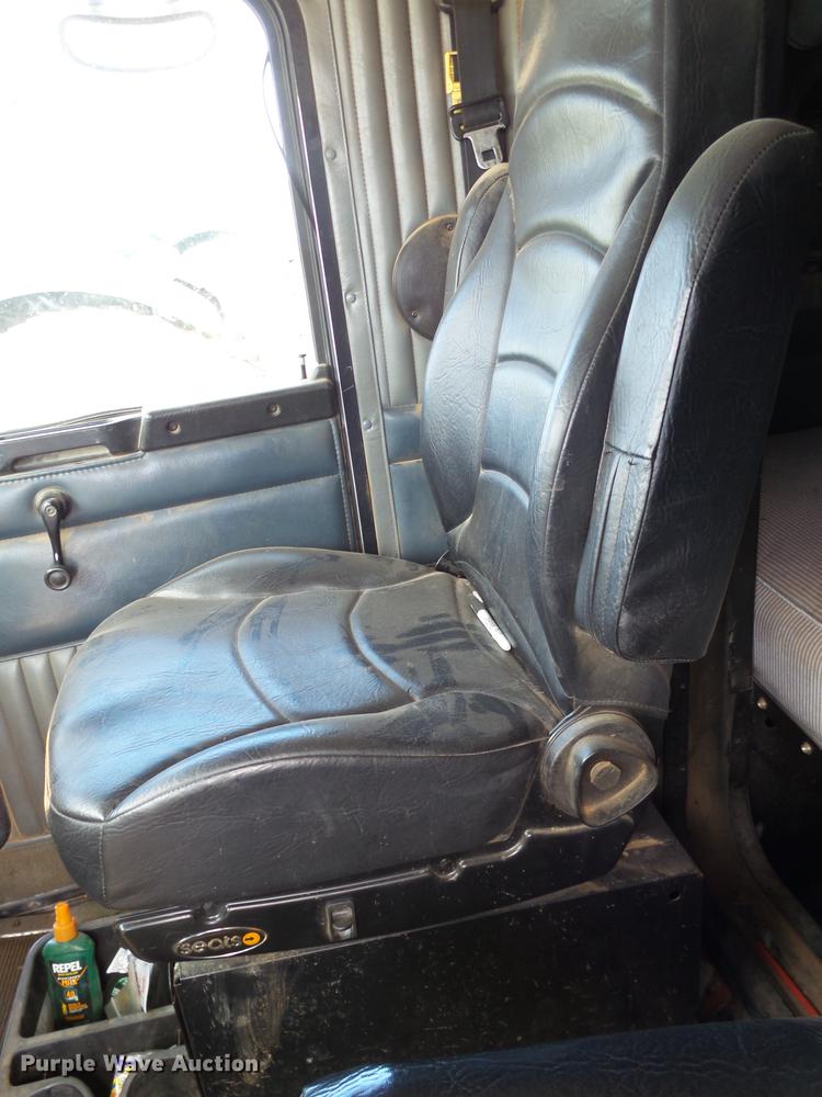 image for item DD1226 1999 Kenworth T800 semi truck