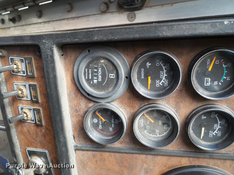 image for item DD1226 1999 Kenworth T800 semi truck