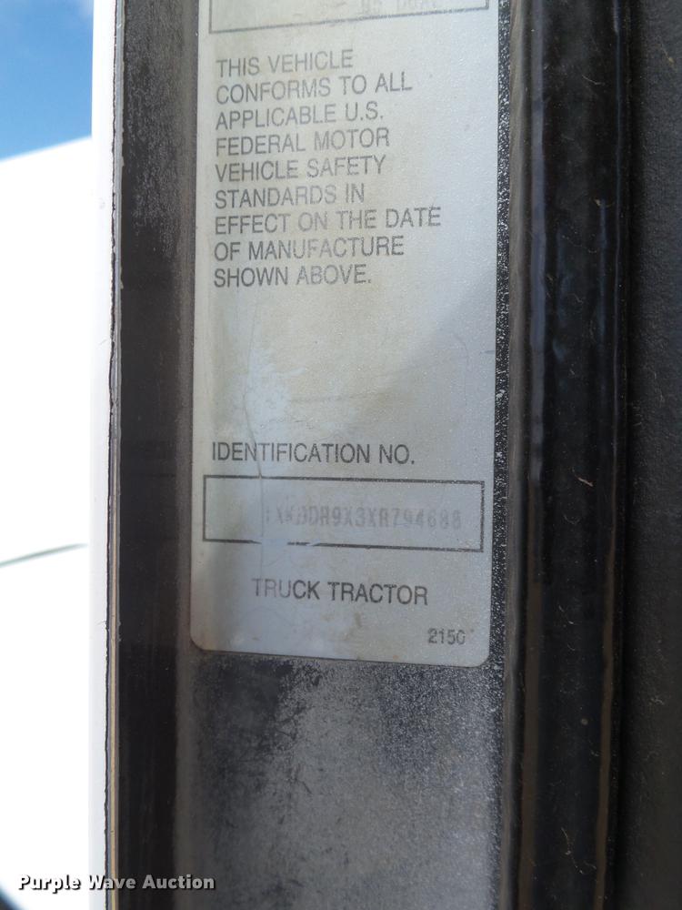 image for item DD1226 1999 Kenworth T800 semi truck