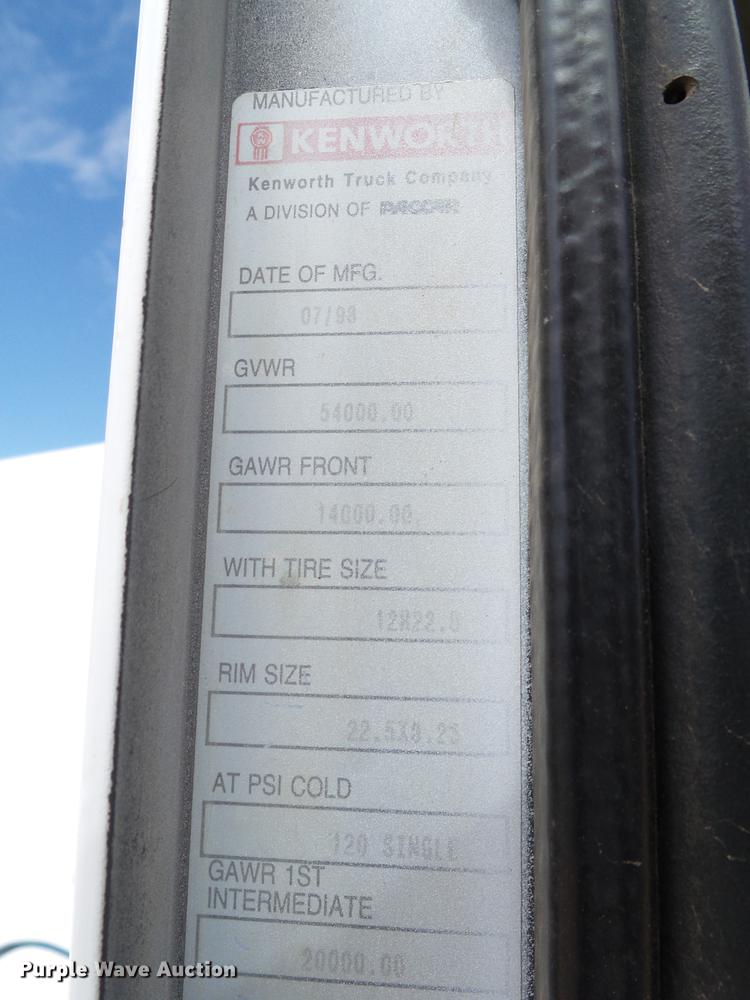 image for item DD1226 1999 Kenworth T800 semi truck